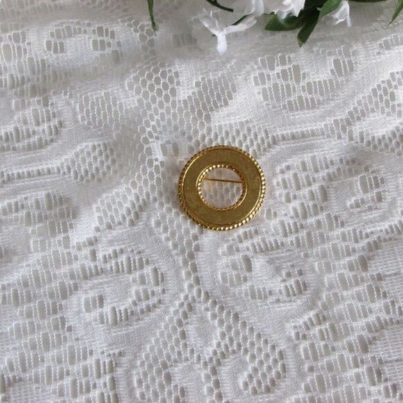 Vintage Brooch Gold Tone Circle Pin - Picture 4 of 4
